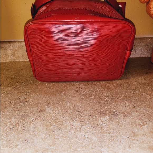 Pre loved authentic Louis Vuitton Epi red bucket style bag - Picture 2 of 10